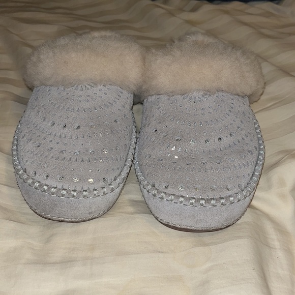 Ugg Aira Sunshine Perf Slippers in Seal, women’s size 6 - Picture 14 of 16
